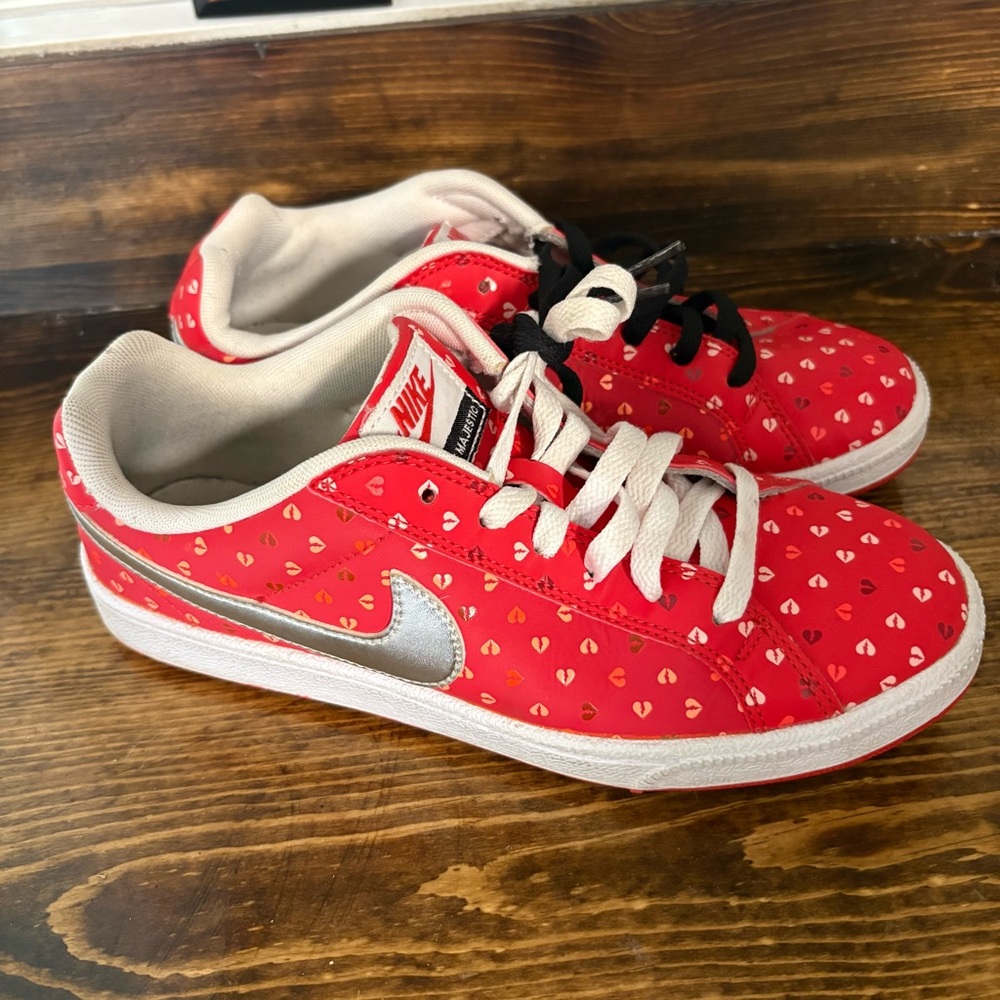 Nike Red Heart Print Sneakers Size 6.5‎